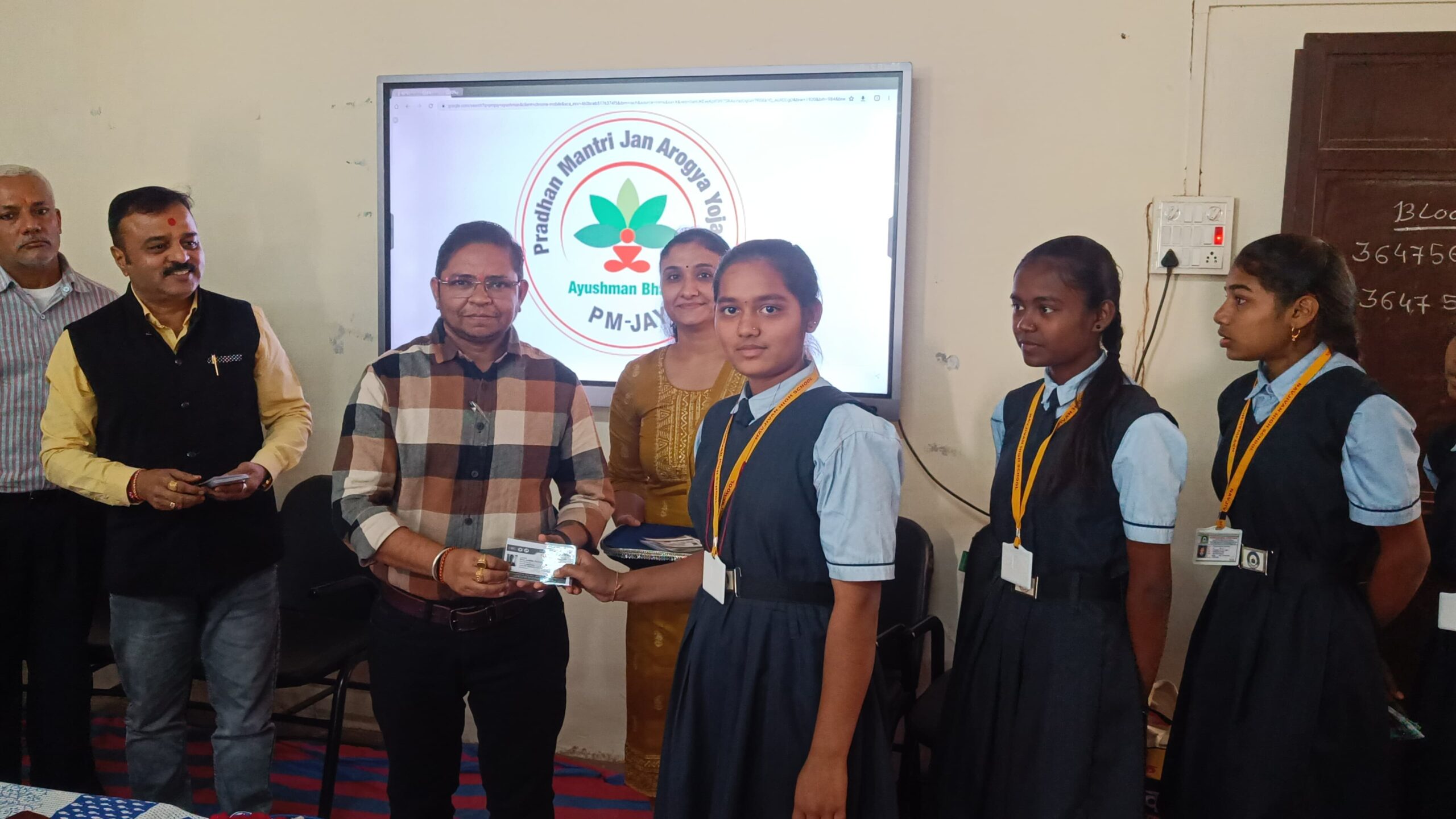 નવજીવન હાઈસ્કૂલ બોડેલીના શિક્ષિકા દ્વારા નવતર પ્રયોગ: વિદ્યાર્થીઓના શિક્ષણ સાથે સ્વાસ્થ્ય સંરક્ષણ