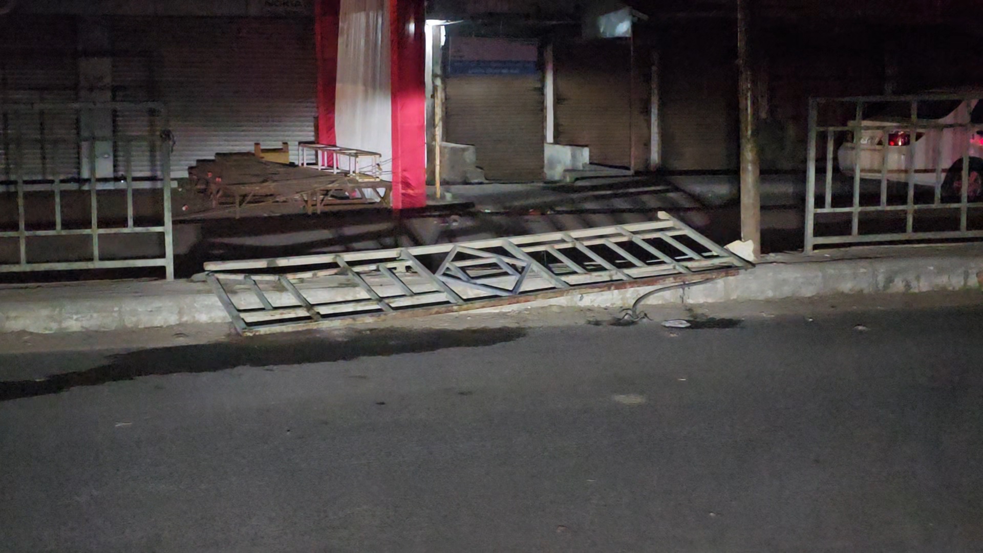 બોડેલી : અલીપુરા ચાર રસ્તે મોડી રાત્રે સ્કોર્પિઓ કાર ડિવાઇડરની રેલિંગ તોડી દુકાનના ઓટલા સાથે અથડાઈ, જુઓ સમગ્ર અહેવાલ