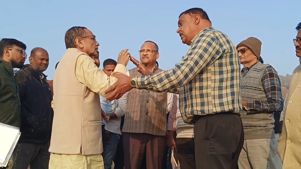 છોટાઉદેપુરની મુલાકાતે આવેલા રાજ્યકક્ષાના મંત્રી સમક્ષ લાઇન કરનાર કોન્ટ્રાક્ટરે ખુલ્લેઆમ વેદના વ્યક્ત કરી, કહ્યું ” અધિકારીઓની ભૂલના કારણે હું હેરાન થઈ રહ્યો છું ”