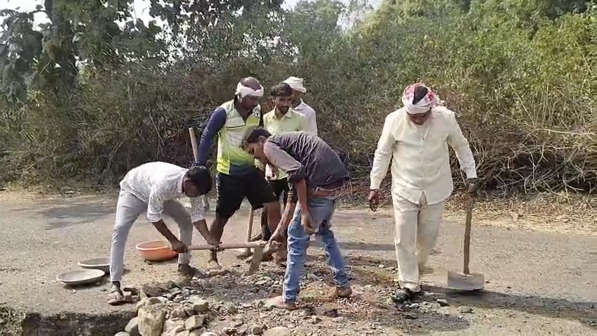 નસવાડી–વિયાવાંટ રોડ પર જીવલેણ ભુવો, તંત્ર નિષ્ફળ: ગ્રામજનોએ જાતે પુર્યો ખાડો